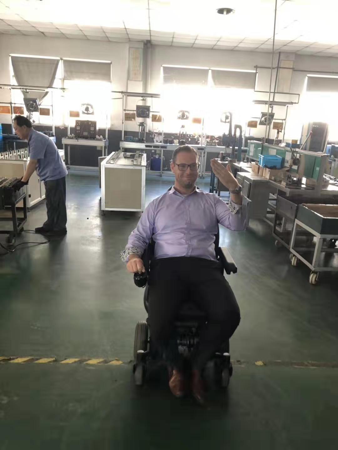 美国大客户到无锡梦阳工厂检测轮椅行走电机